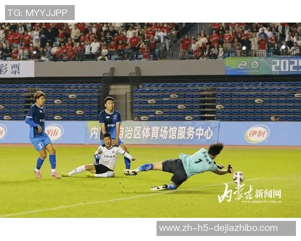 足球馆内激情四溢球迷齐聚共享精彩赛事与友谊时刻